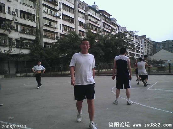 左边露肚皮的是小石头.