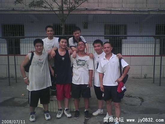 前排左起依次是:飞翔胖子,本人,洋娃娃,小石头,我为车狂. 后排左:木刀非凡.右:米奇