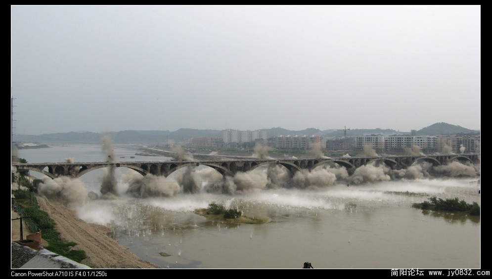 沱一桥爆破.jpg