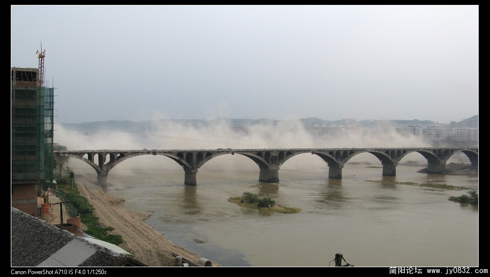 沱一桥爆破3.jpg