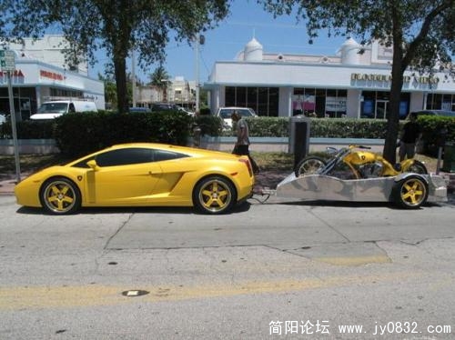 美国迈阿蜜惊现“盖拉多拖车”