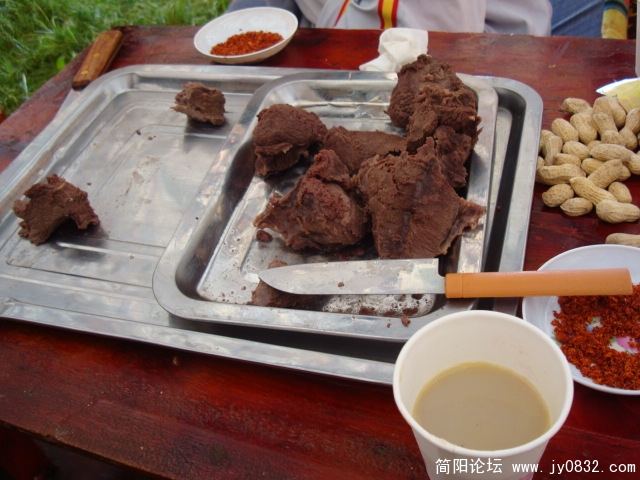 就着酥油茶，味道有点特别，不过很合我口味，那一壶被我 消灭了大半