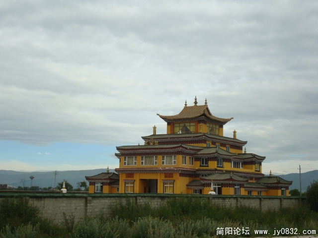 应该是座庙宇吧，天气不好，没进去