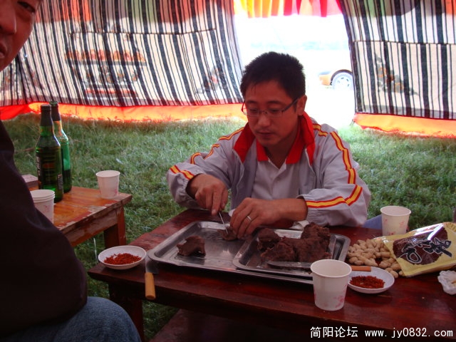 吃得满认真的吧，嘿嘿