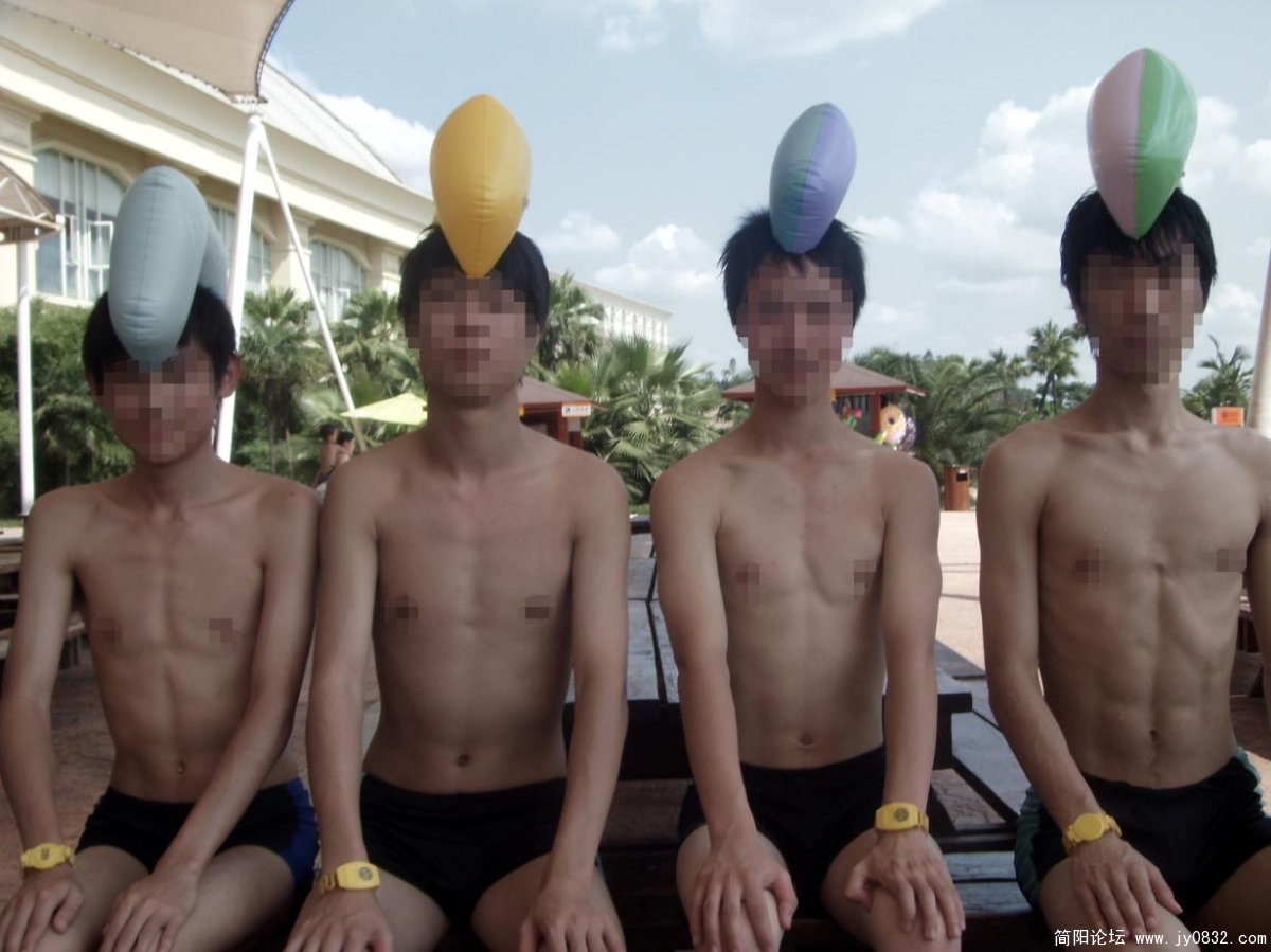 4个咸蛋超人，哈哈~PS：头上戴的是泡死海的充气头枕~哈哈~