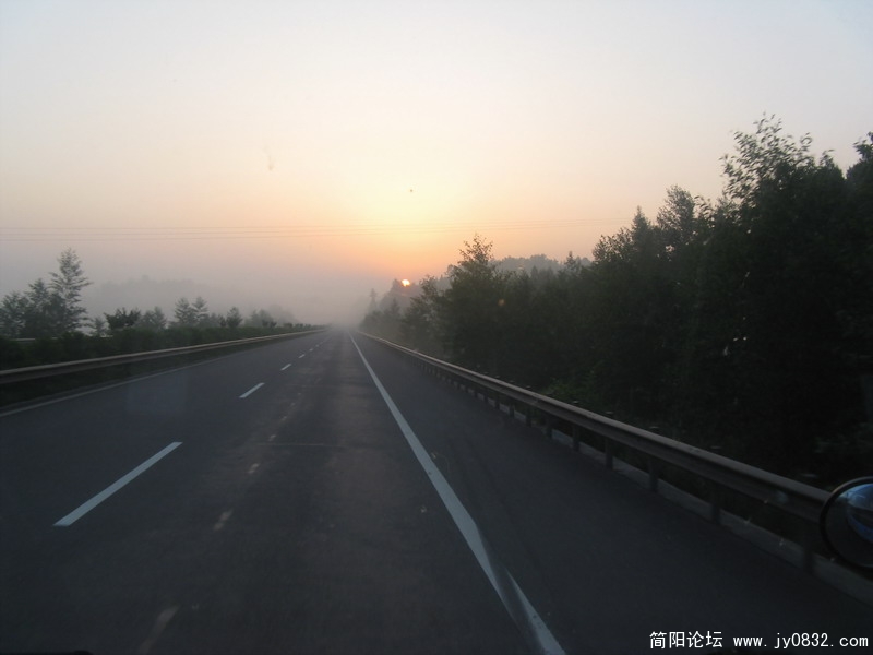 成绵广高速公路7月18日6：30的日出