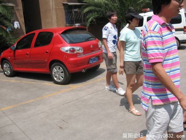我们的比赛服务车．漂亮吧！