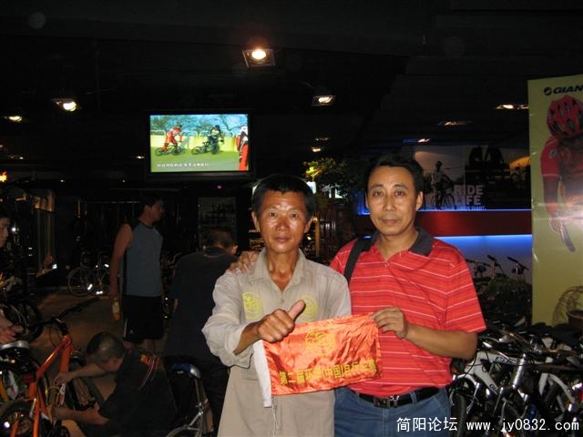 与黄仁义大哥8月3日在新疆的合影