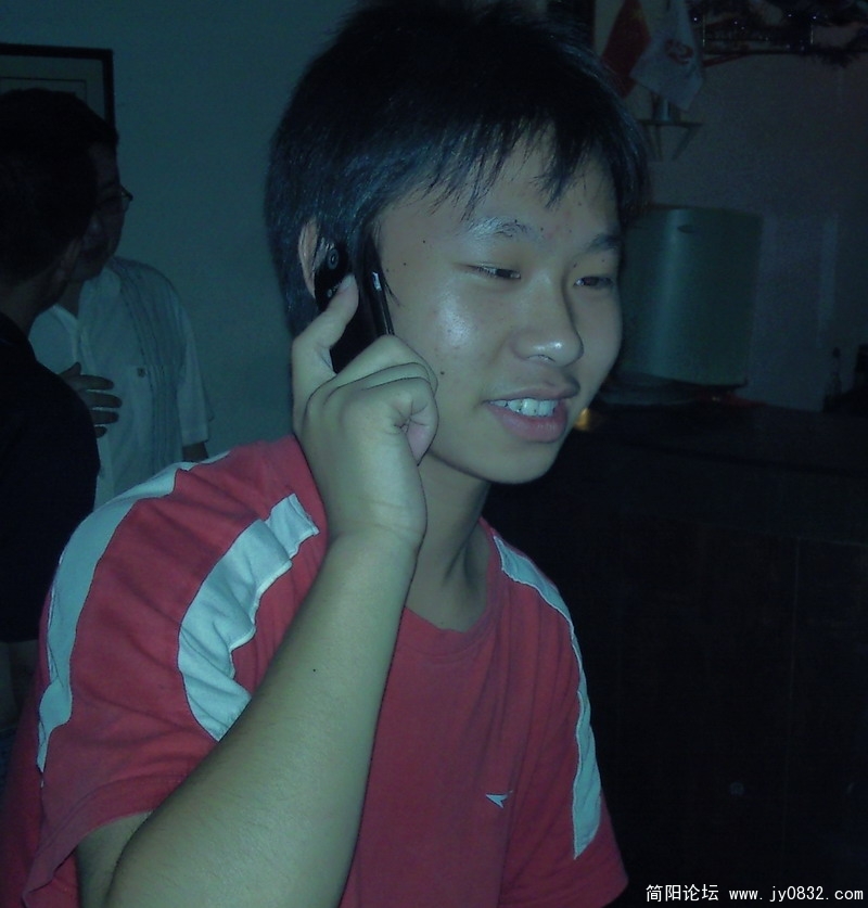 在歌声中自顾打电话，在飘摇里无视被偷拍.jpg