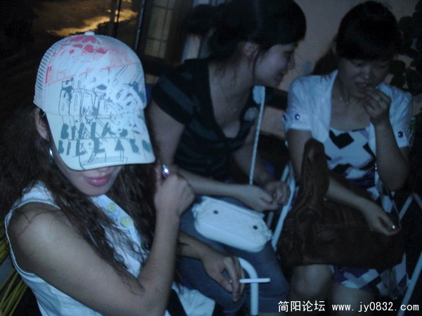 好多美女啊，可惜搞忘开闪光灯.jpg
