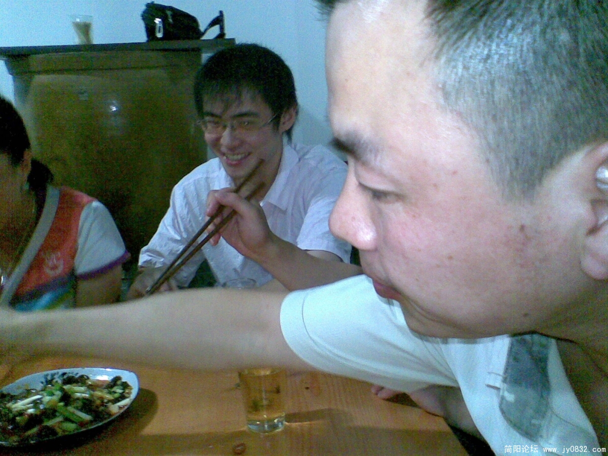 快看那个眼镜笑得好猥琐.