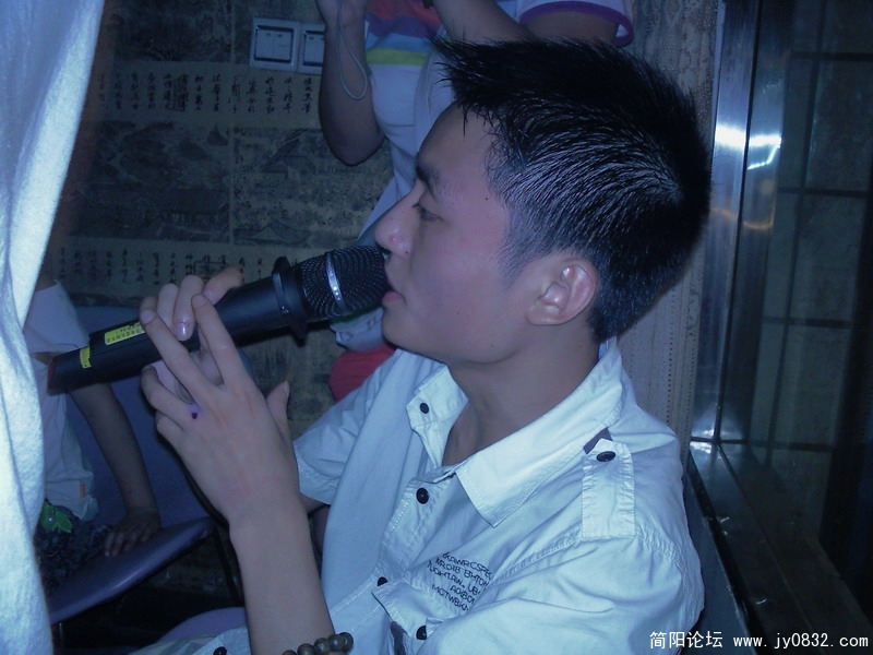 我自投入歌唱，管你是否拍照.jpg