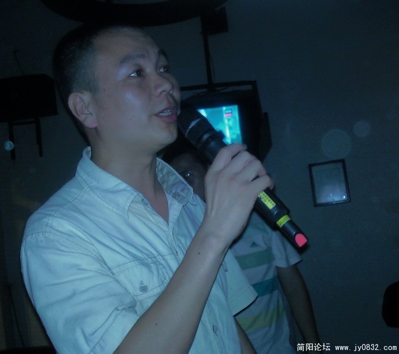 快乐的歌声满屋子飘.jpg