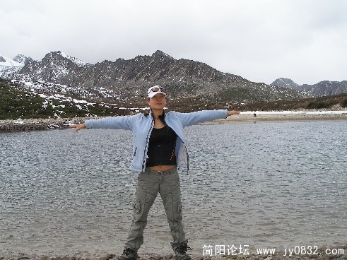 美女对圣湖的朝拜