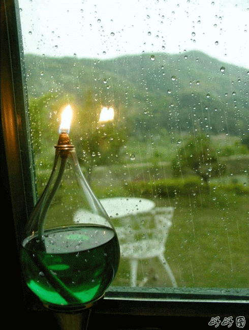 雨夜孤灯摇曳.gif