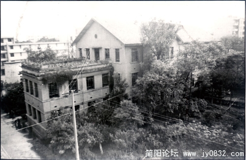 1建于50年代的老县委办公楼.jpg