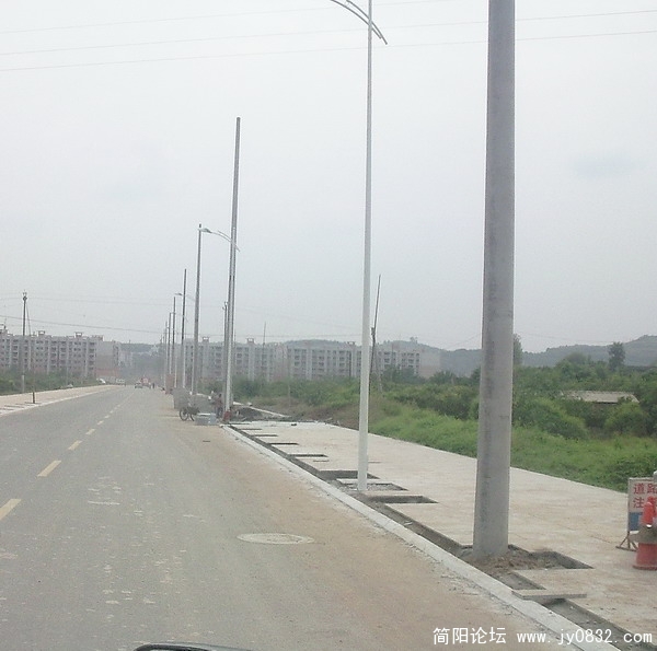 未完工的供电线路.jpg