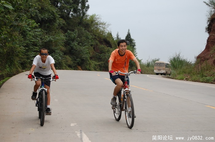 两个小兄弟断后