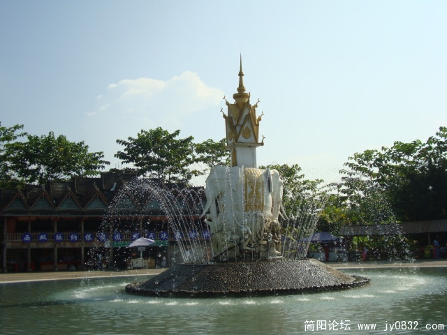 这一株挺漂亮的吧，这种花好象是嫁接在仙人柱上长成的