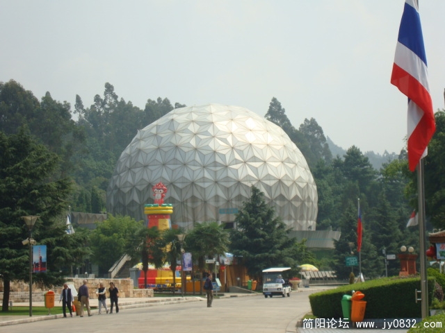 科技馆外的球幕电影院