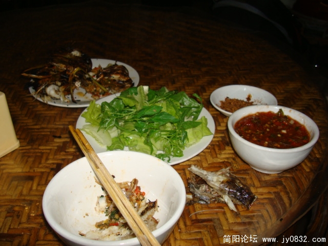 要走了，再米系一下，喃咪蘸生菜，喃咪是傣族特制的蘸料，你可以选择蘸薄荷，生菜，花椒叶等等，我都试了一 ...