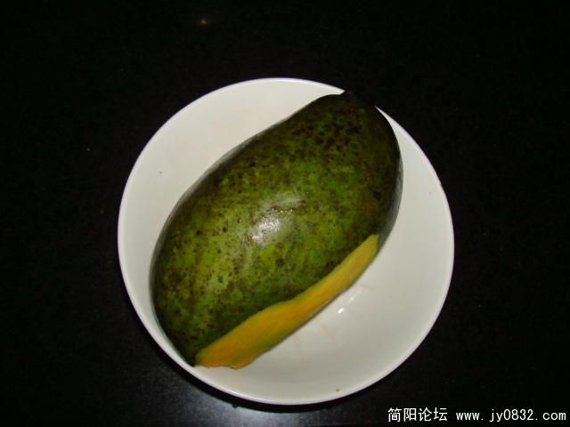 自己从版纳带回来的青芒果，有点偏数了哈，傣族们喜欢的是比较生的青芒果。口感酸酸的才好。