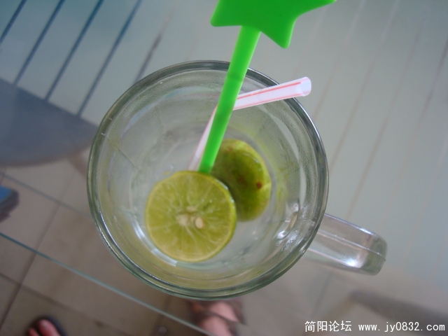 出了园子，天热，来杯鲜榨的冰冻青柠檬汁，口感真的不错