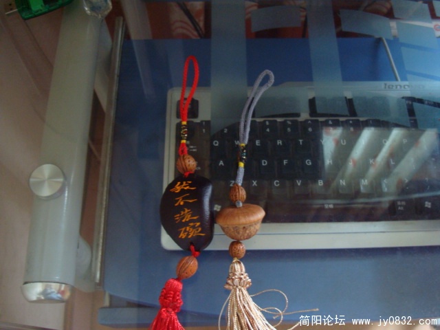 深色的是前年去凤凰买到的霸王豆，整个就是 豆荚里的一颗豆子