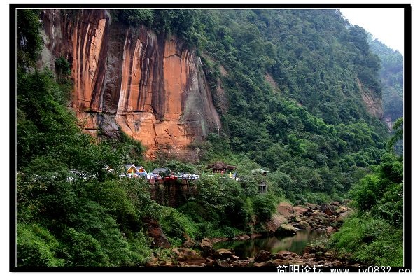 十丈洞瀑布山门.jpg