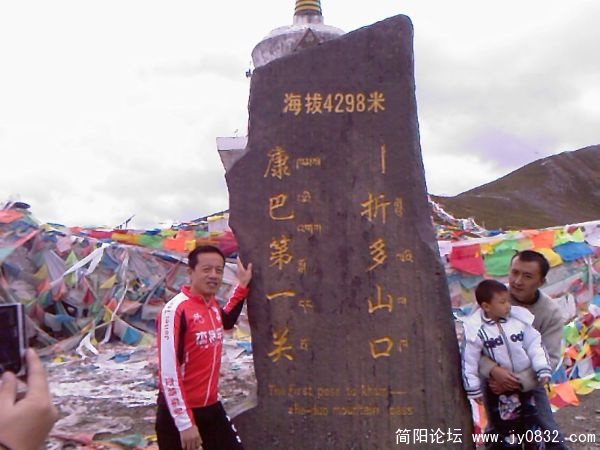 到了山頂了，好好紀念一下！