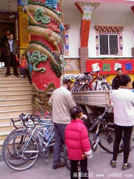 到了騎行路段了，由於進過長時間的顛簸自行車從汽車上卸下來時幾乎好多車車都受到了不同程度的差掛。心痛啊 ...