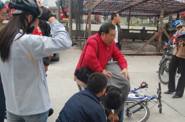 老玩童在"协助"王涛加气