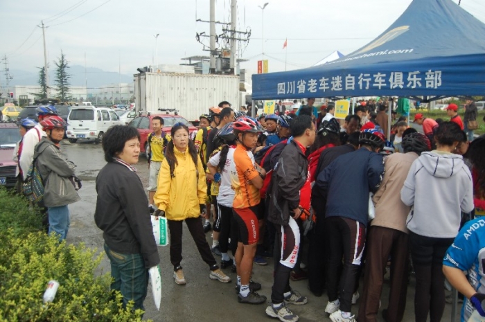 签到还在紧张而有序地进行着