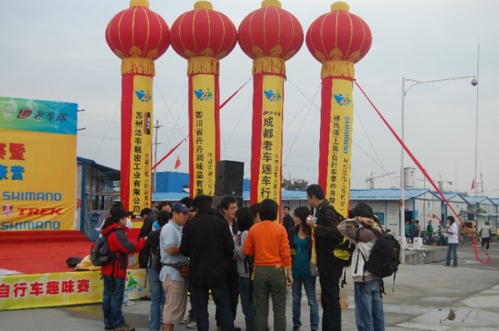 杨总在给工作人员安排工作
