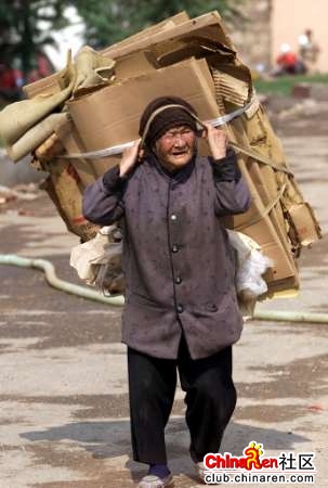 老人们为什么会沦落街头？凄苦的晚年生活。。。做儿女的不心酸吗？良心何在？.jpg