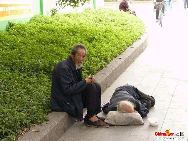老人们为什么会沦落街头？凄苦的晚年生活。。。做儿女的不心酸吗？良心何在？3.jpg