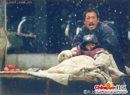 在寒风料峭的初春，有位汉子为了生计在呐喊。。.jpg