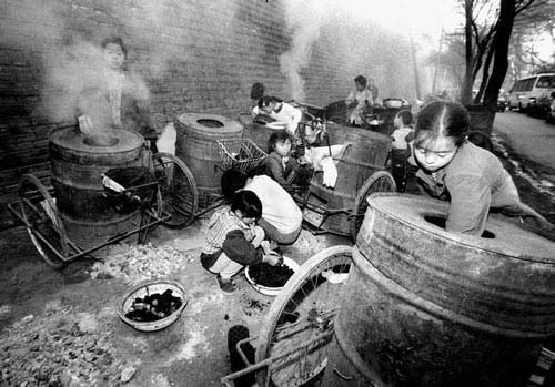 辍学少年走街串巷卖烤红薯.jpg