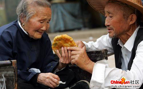 70孝儿伺候91岁母亲品尝可口小吃.jpg