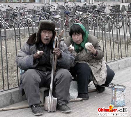 老人们为什么会沦落街头？凄苦的晚年生活。。。做儿女的不心酸吗？良心何在？2.jpg