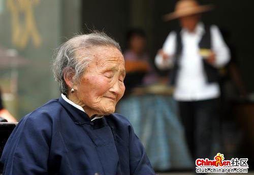 70岁儿子端来母亲可口小吃.jpg