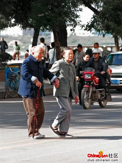 纵向人生路充满进取，已经不属于他们，他们只是希望缓缓地走好横向的人生路.jpg