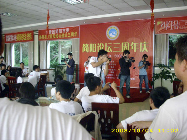 记者们上台了