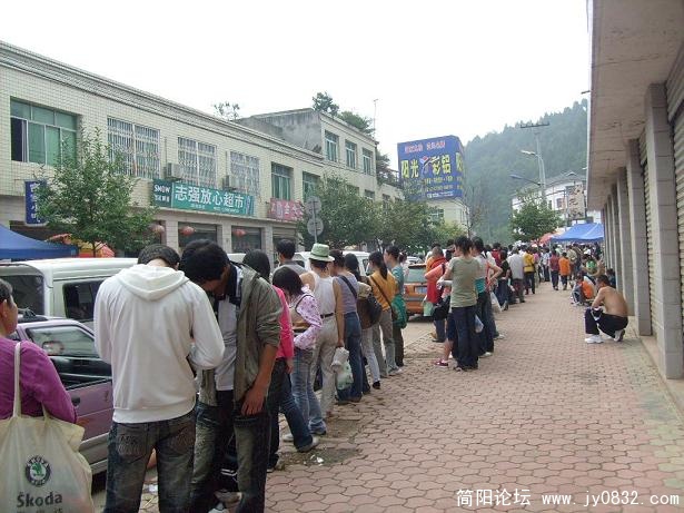 回成都的人在自觉排队。