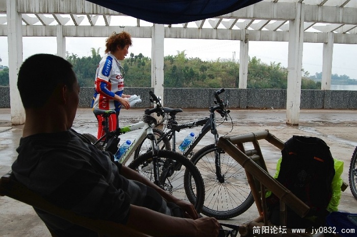 夏天两口子到了，听说她老公（李三哥）己20年没骑车，今天出来就整莽的
