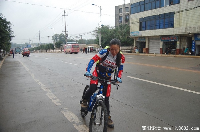 骑上到空压那个长坡了，我们都没整早餐，于是想找个填肚子的地方