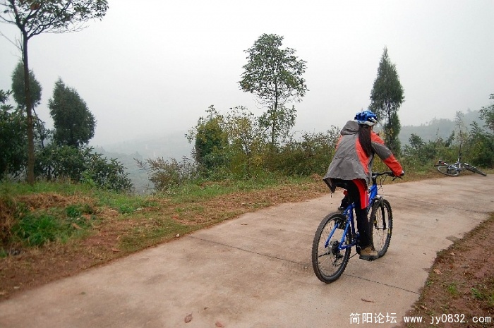 骑到前面停车那个位置就是下坡啰
