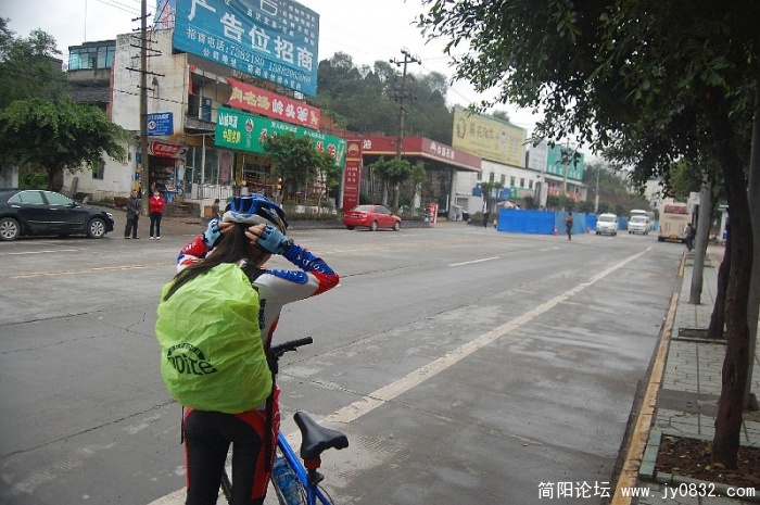 在高速公路入口前的小食店在加油站旁简单吃了点面条,稀饭包子,9:05分就算是”正式”踏上今天的征程了