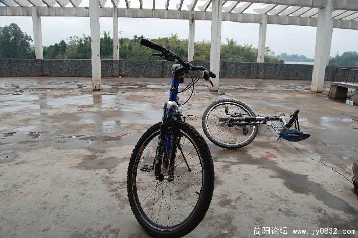 孤零零的两车，其中一辆还趟在地上耍赖