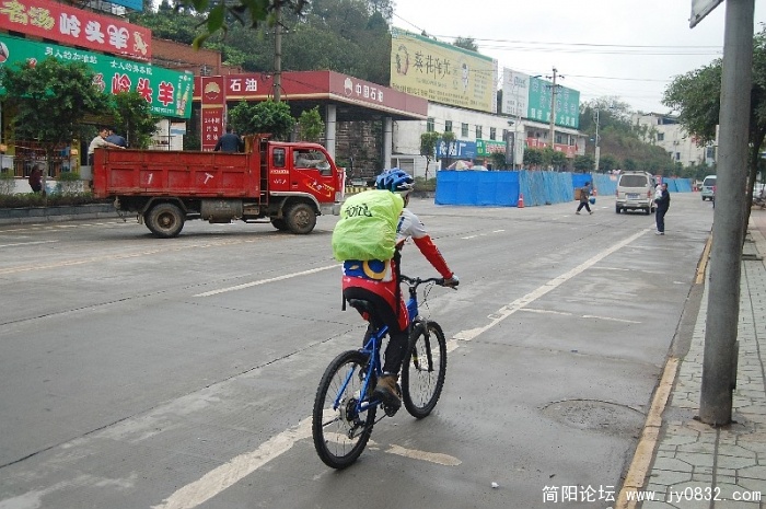 一路人少车也不多，还没得灰尘哦